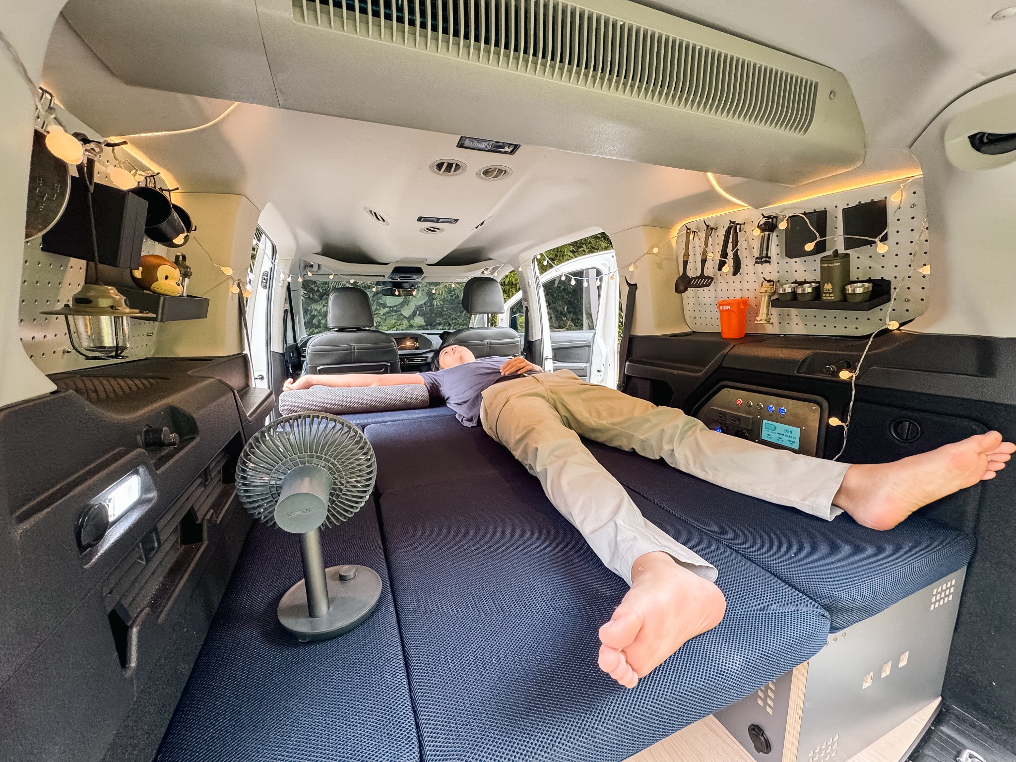 VW Caddy Maxi 露營車改裝｜五人座、雙人床與吸頂冷氣｜野孩子露營車